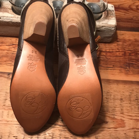 Shoes - Picture 7 of 9